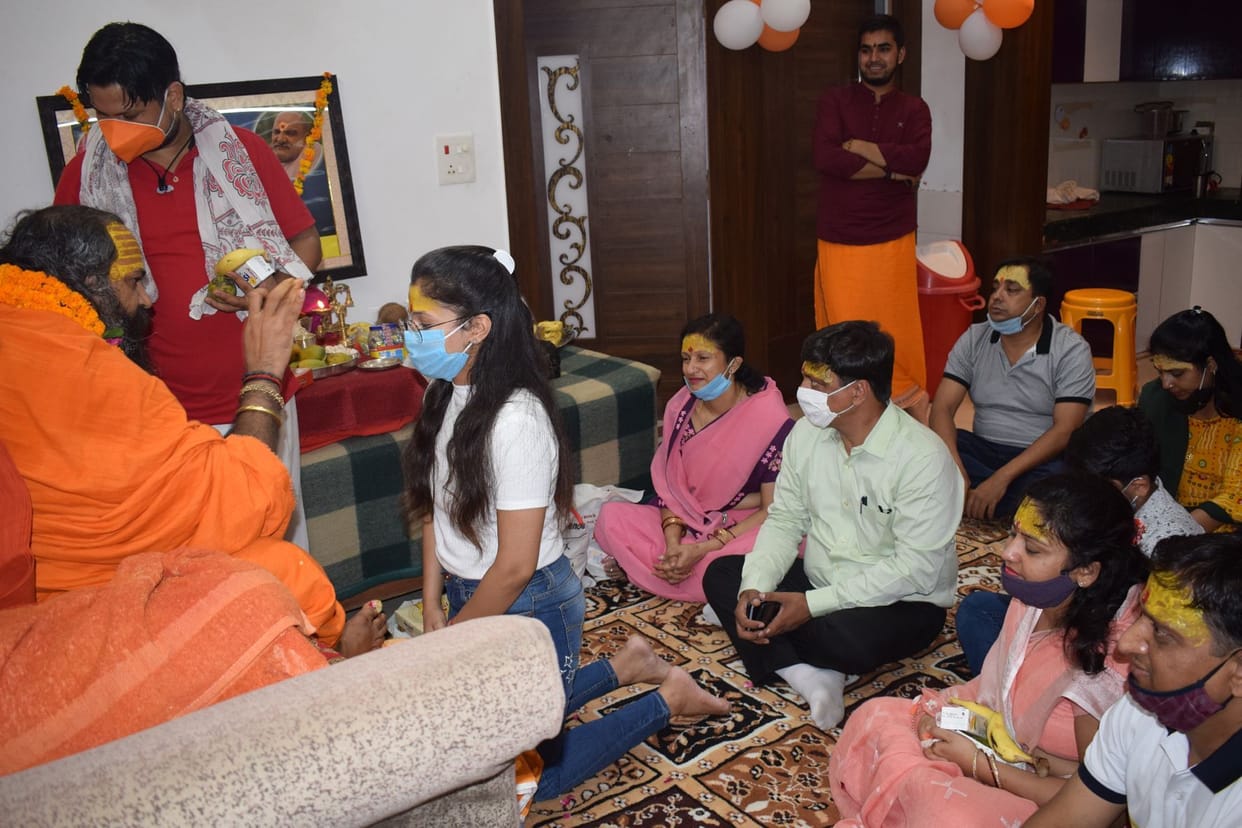 Aligarh: The disciples worshiped the Guru under the restrictions of Corona