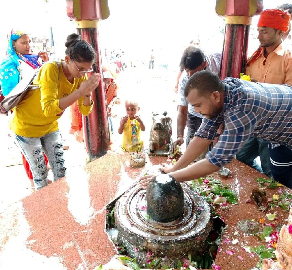 kaee shivaalayon mein paabandee, daravaaje par abhishek