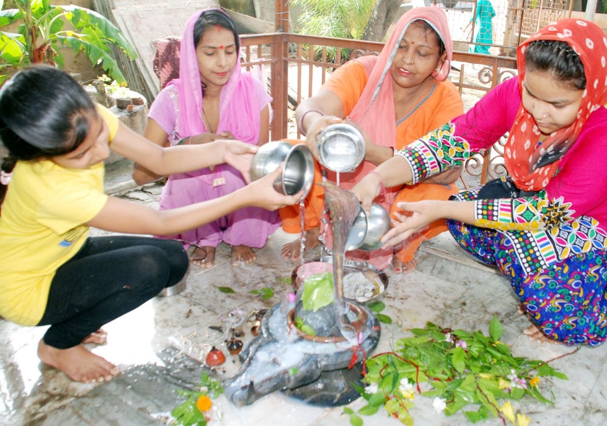 Devotees reach temples, do Jalabhishek from far away