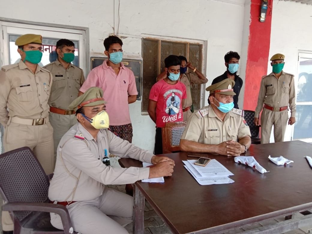 Hathras: miscreants fired at police team, police laid siege and caught three vicious