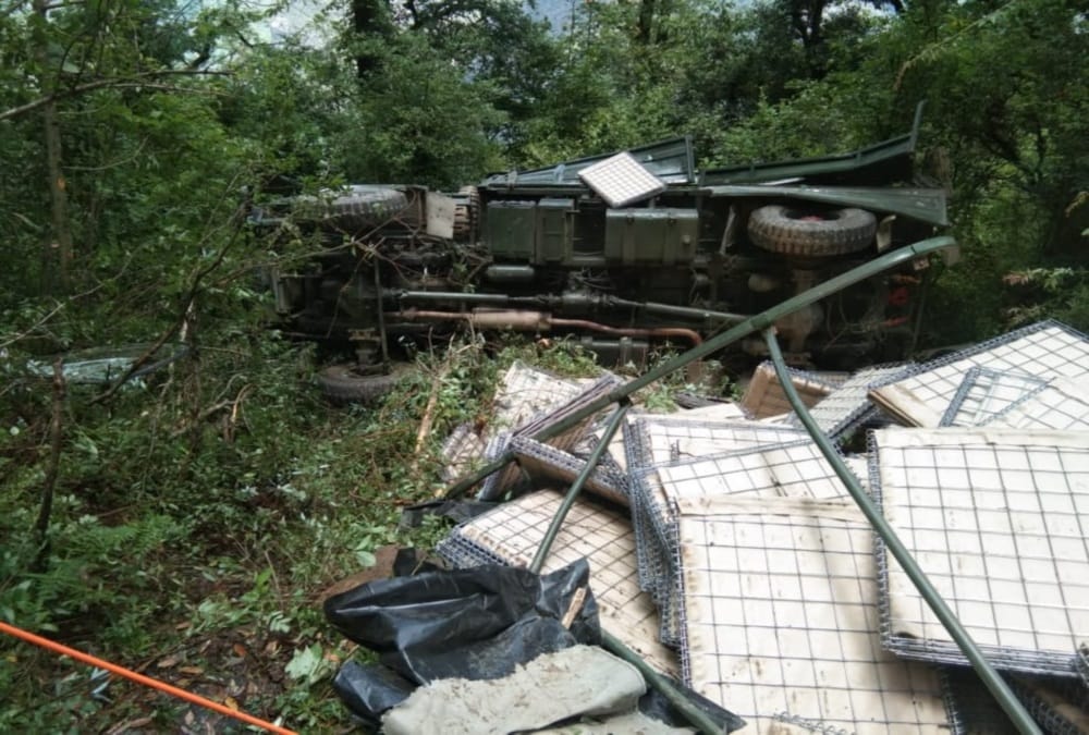 Army Vehicle Fall into ditch on joshimath malari road, Three Soldiers Injured