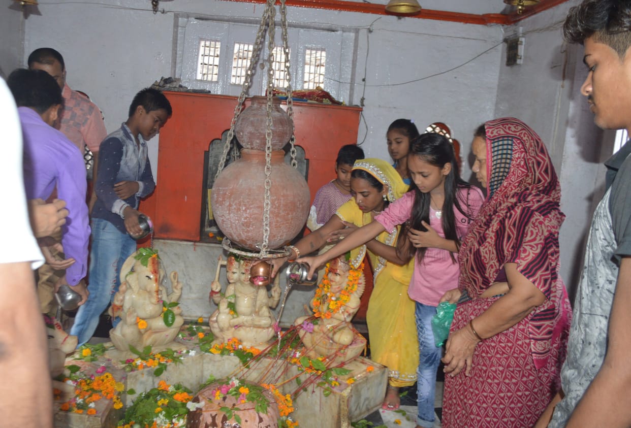 Hathras: Bomb Bomb Gunje pagoda with cheers nave