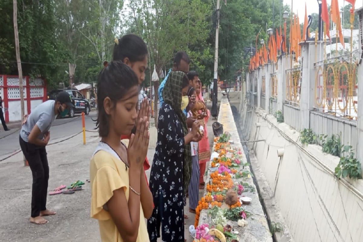 Sawan 2020: devotees is worship in outside the temple on first monday of sawan in Meerut