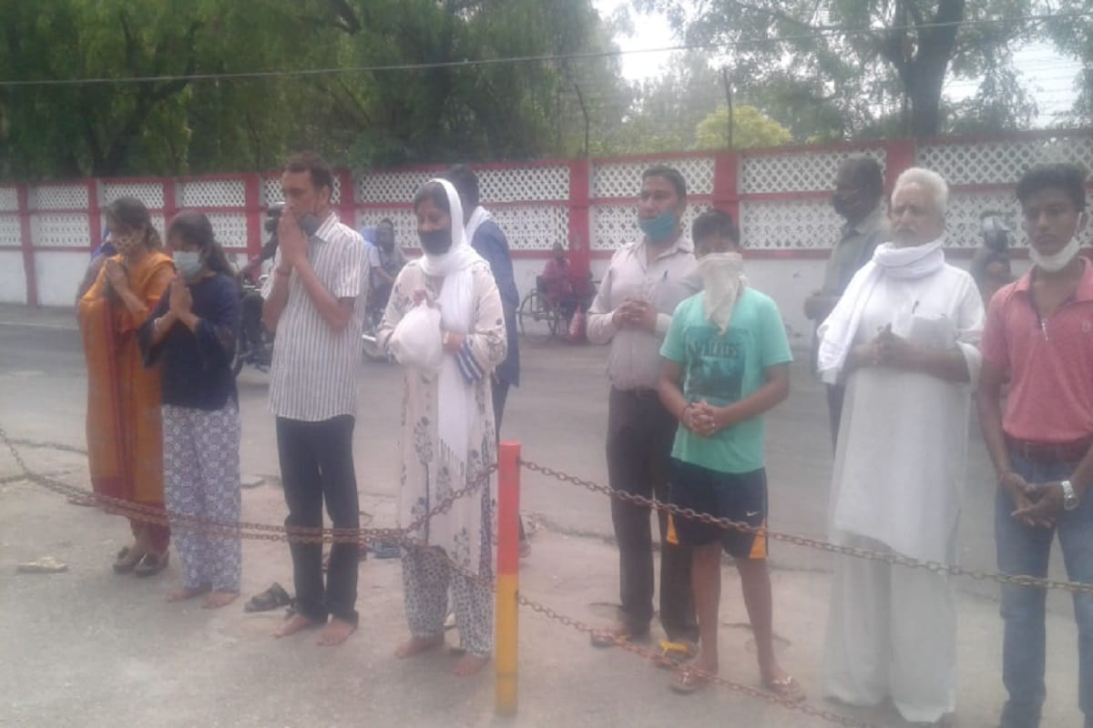 Sawan 2020: devotees is worship in outside the temple on first monday of sawan in Meerut