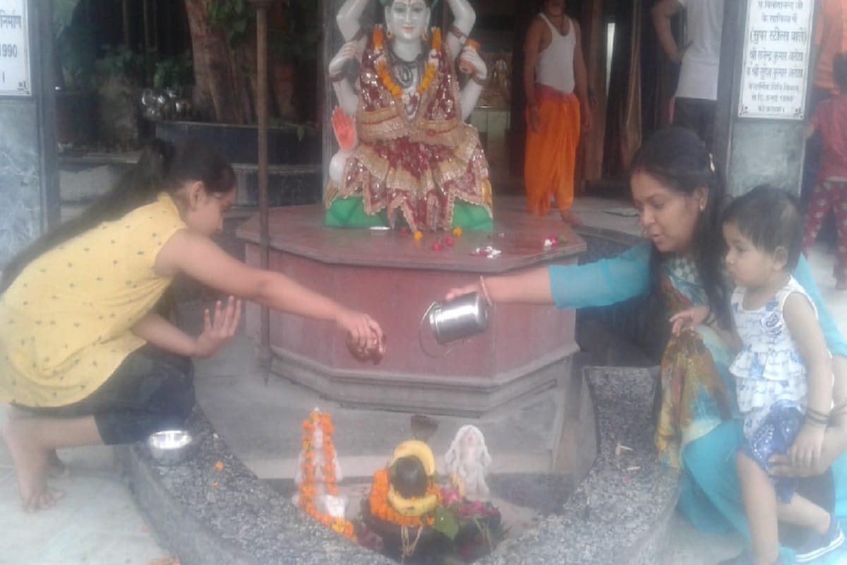 Sawan 2020: devotees is worship in outside the temple on first monday of sawan in Meerut