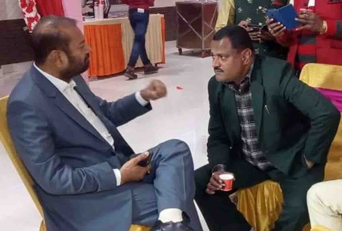 Vikas Dubey Kanpur Encounter News: Photo of comedin Annu Awasthi and Jai Bajpai with Vikas Dubey goes viral