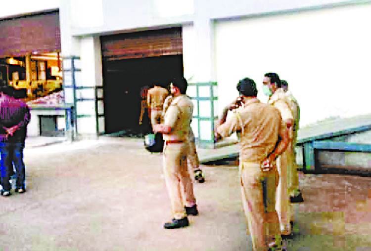 labour died after falling from lift in zarda factory, ruckus