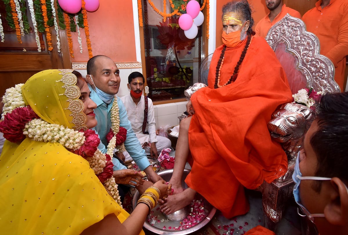Guru Poornima: Devotees attended by making distance in Guru courts