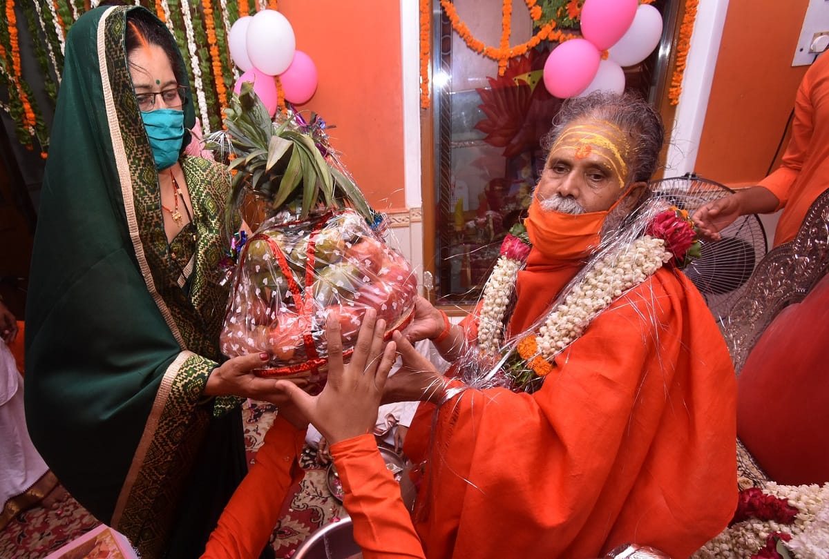 Guru Poornima: Devotees attended by making distance in Guru courts