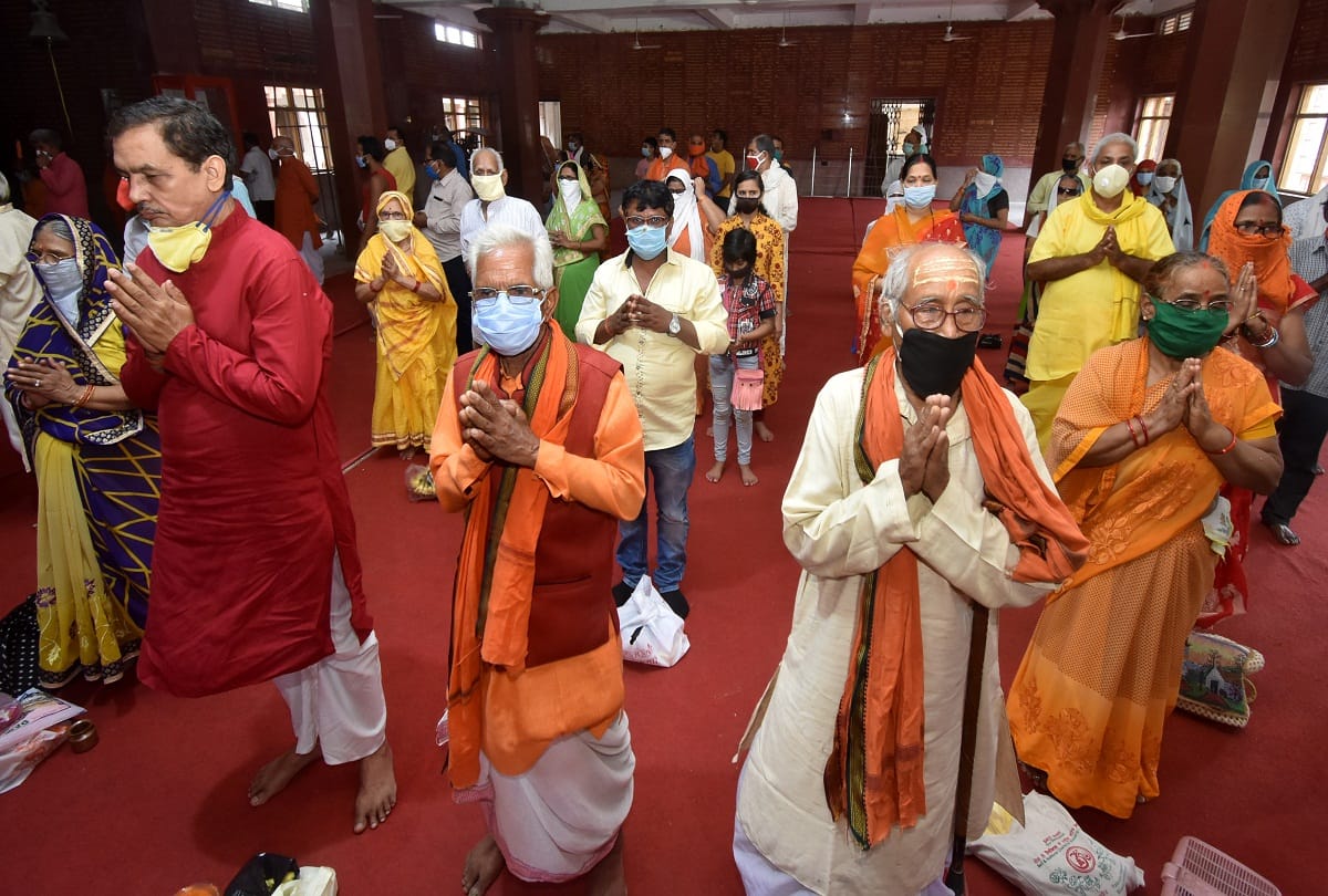 Guru Poornima: Devotees attended by making distance in Guru courts