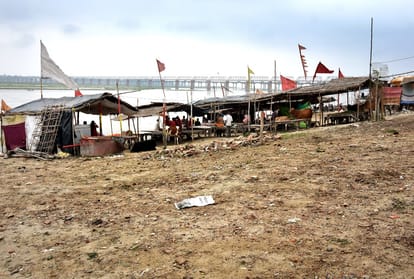 Prayagraj News: Ganga's water level rises by half meter, worries on the banks increased