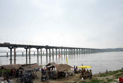 Prayagraj News: Ganga's water level rises by half meter, worries on the banks increased