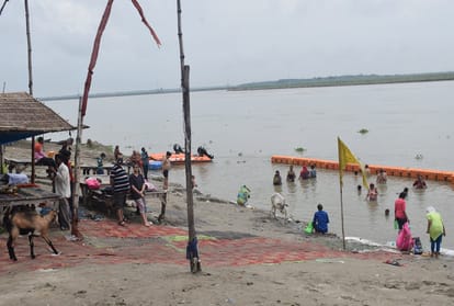 Prayagraj News: Ganga's water level rises by half meter, worries on the banks increased
