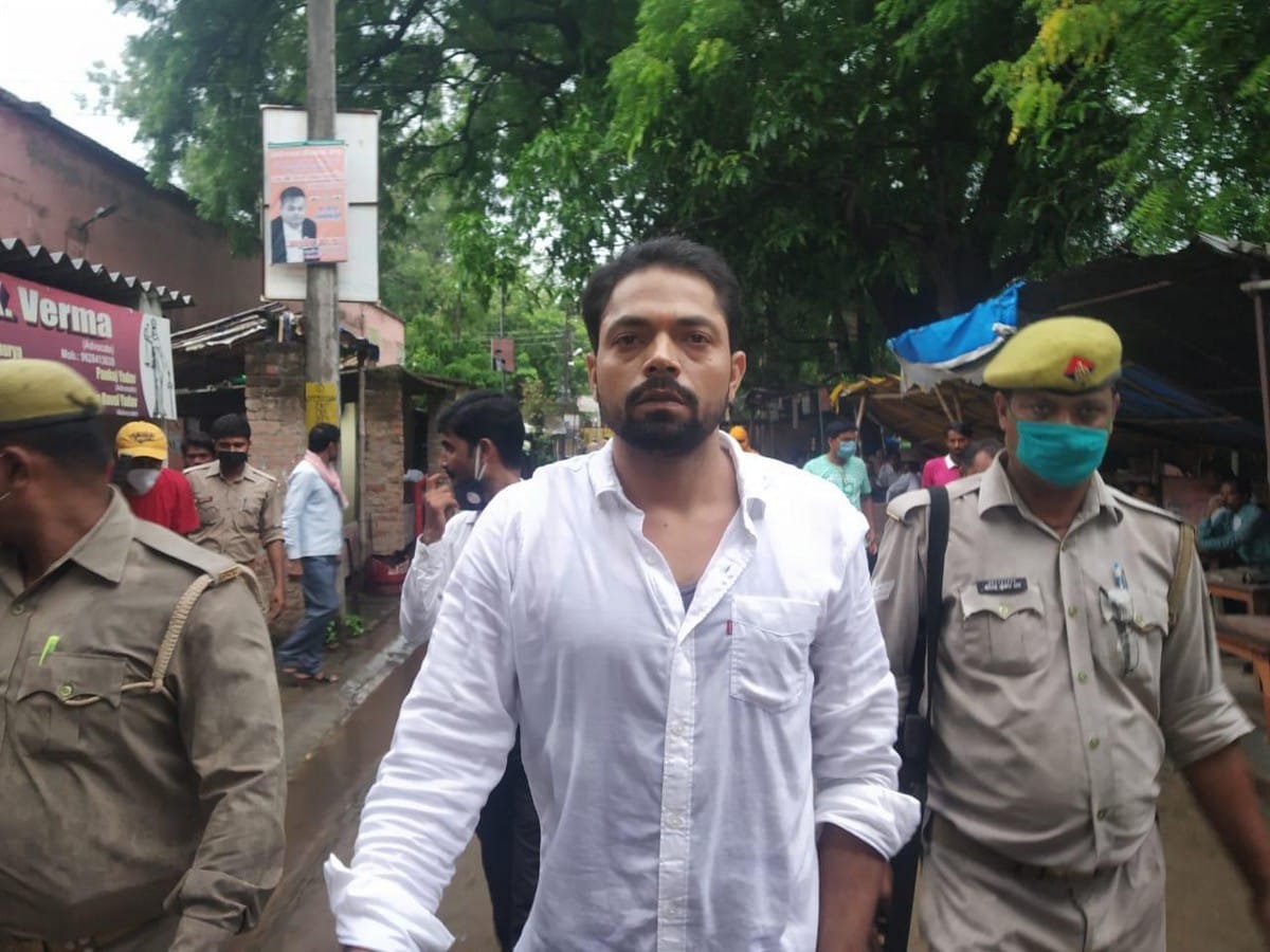 prize crook surrendered in cjm court accused of robbery in Mahalaxmi Jewelers jaunpur up