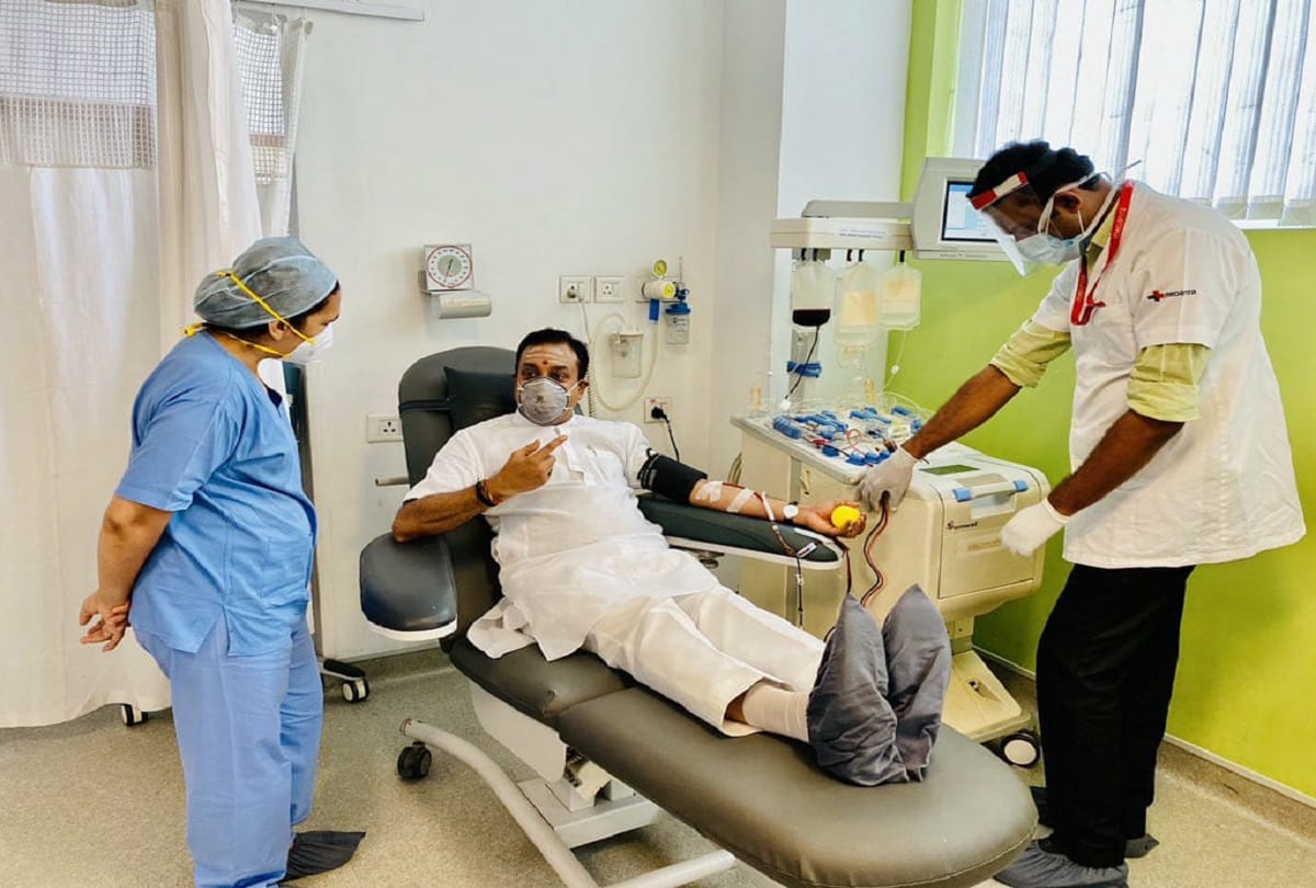 BJP leader sambit patra who recovered from covid 19 donates plasma in gurugraam medanta hospital