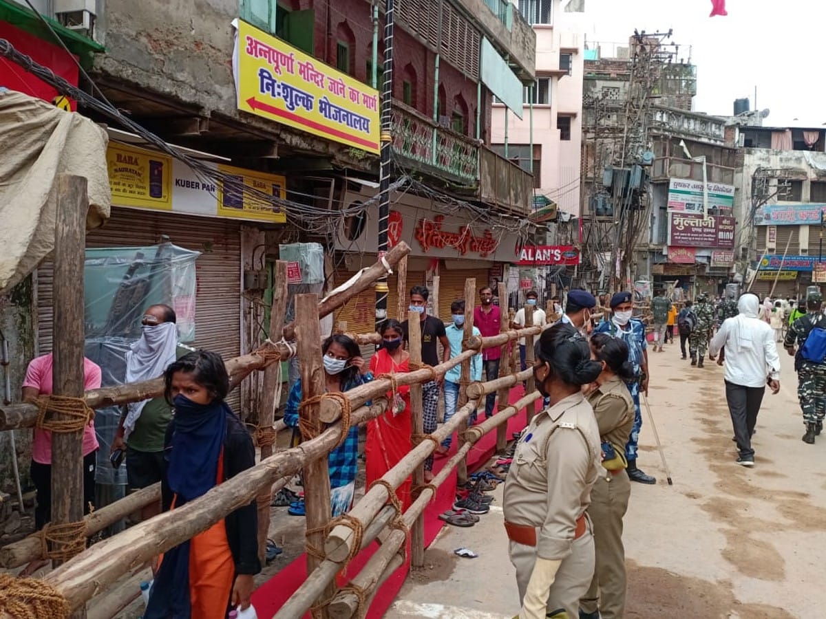 savan 2020 first monday devotees visit worship Kashi Vishwanath temple in varanasi