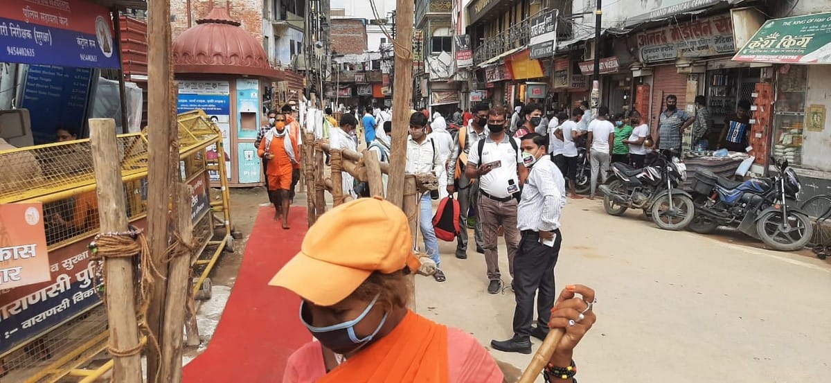 savan 2020 first monday devotees visit worship Kashi Vishwanath temple in varanasi