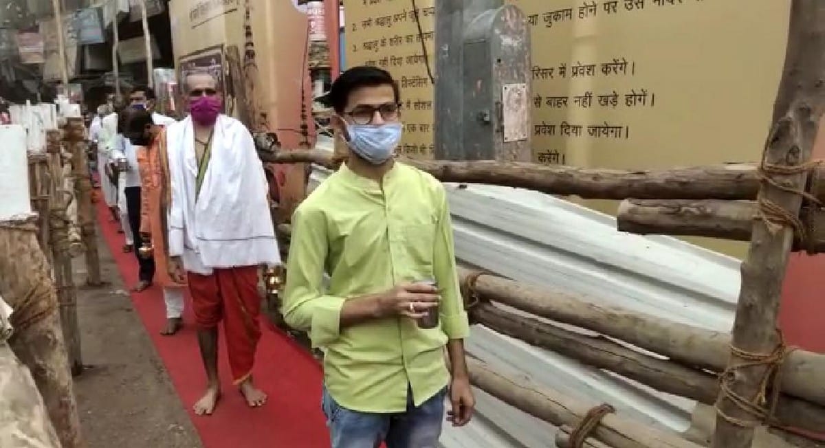 savan 2020 first monday devotees visit worship Kashi Vishwanath temple in varanasi