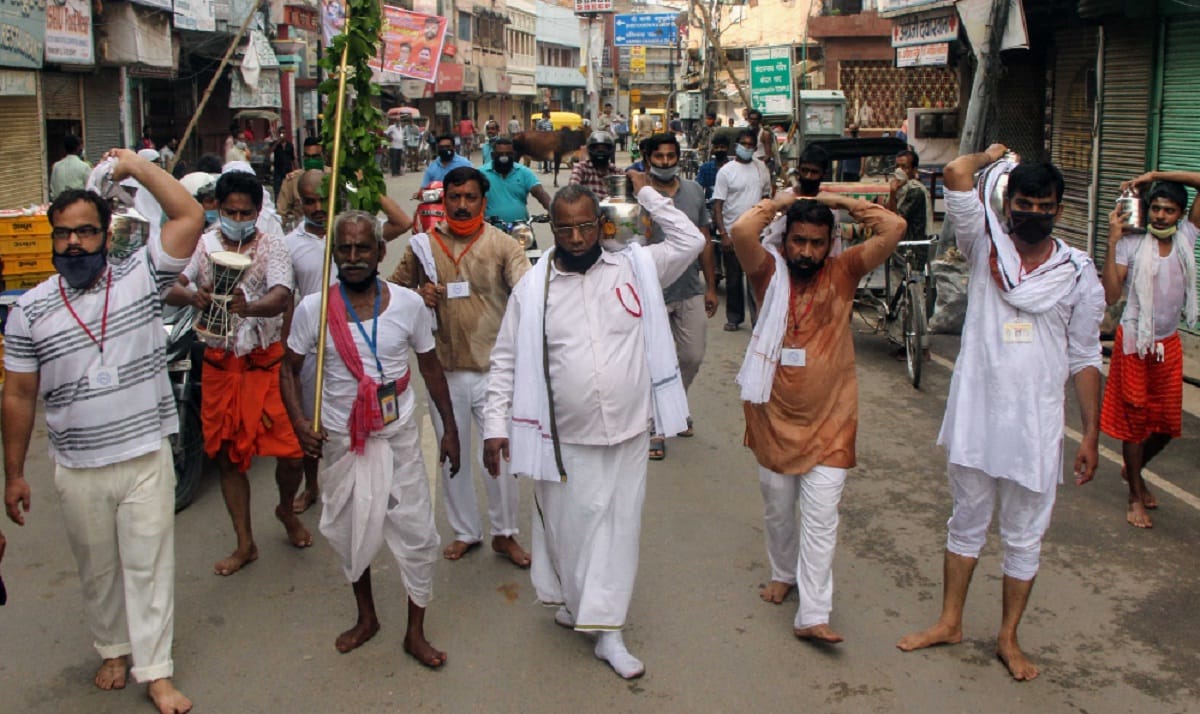 Kashi Vishwanath Temple dispute over Jalabhishek by Yadav Brothers on first Monday of Sawan old tradition