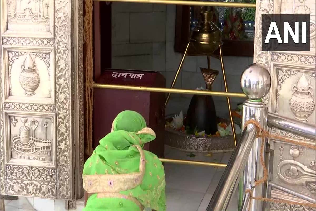 Sawan Somwar 2020: First Monday of Sawan Month, Crowds gathered in temples in Delhi Ujjain Varanasi across the country