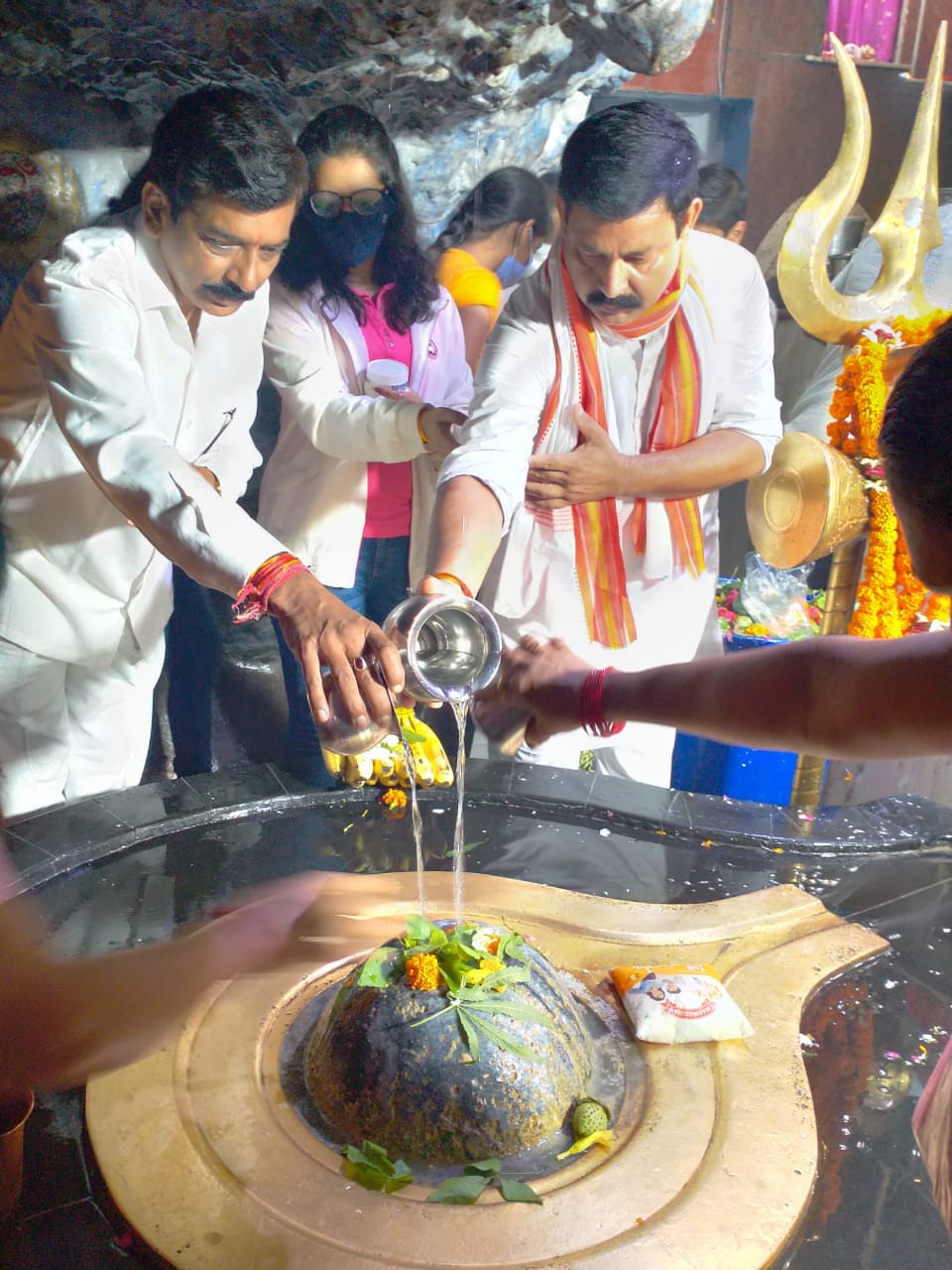 Sawan 2020: first monday Today devotee does puja in social distancing