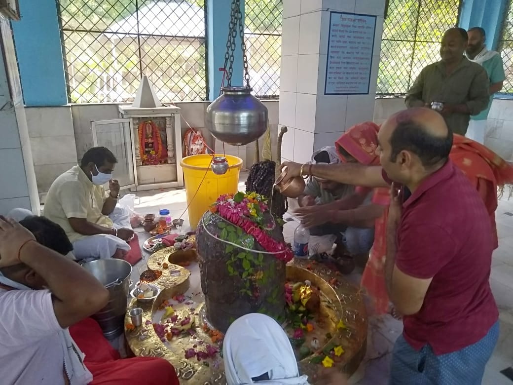 Sawan 2020: first monday Today devotee does puja in social distancing