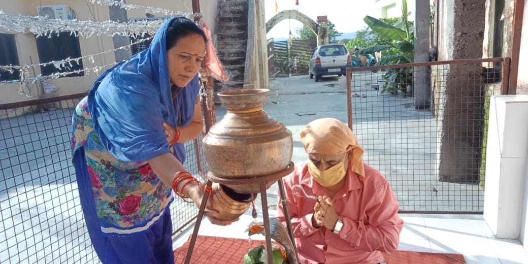 Sawan 2020: first monday Today devotee does puja in social distancing
