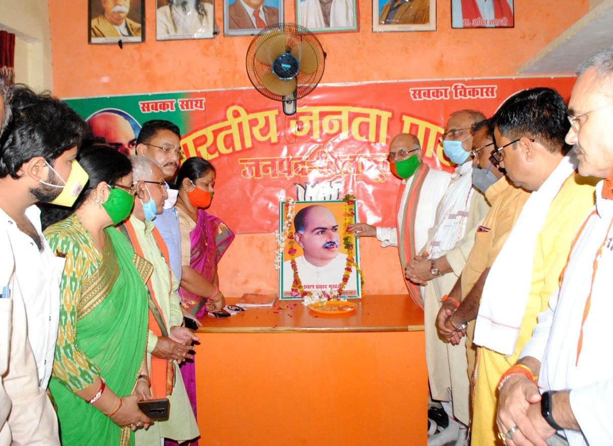 kashmeer kee aajaadee ke lie sangharsh karate rahe shyaama prasaad mukharjee