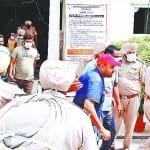 अदालत में पेशी के बाद बाहर निकलते गिरफ्तार डेरा अनुयायी