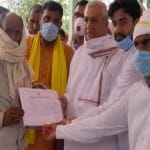 चौधरी लक्ष्मी नारायण ने दिया शहीद बबलू कुमार के पिता को एक करोड़ का प्रमाणपत्र
