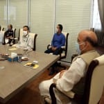 बीआरओ अधिकारियों के साथ बैठक करते रक्षा मंत्री राजनाथ सिंह