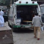 संक्रमित को इलाज के लिए ले जाती स्वास्थ्य विभाग टीम