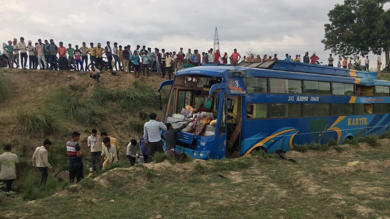 In overtaking, the bus fell into the ravine on the banks of the river