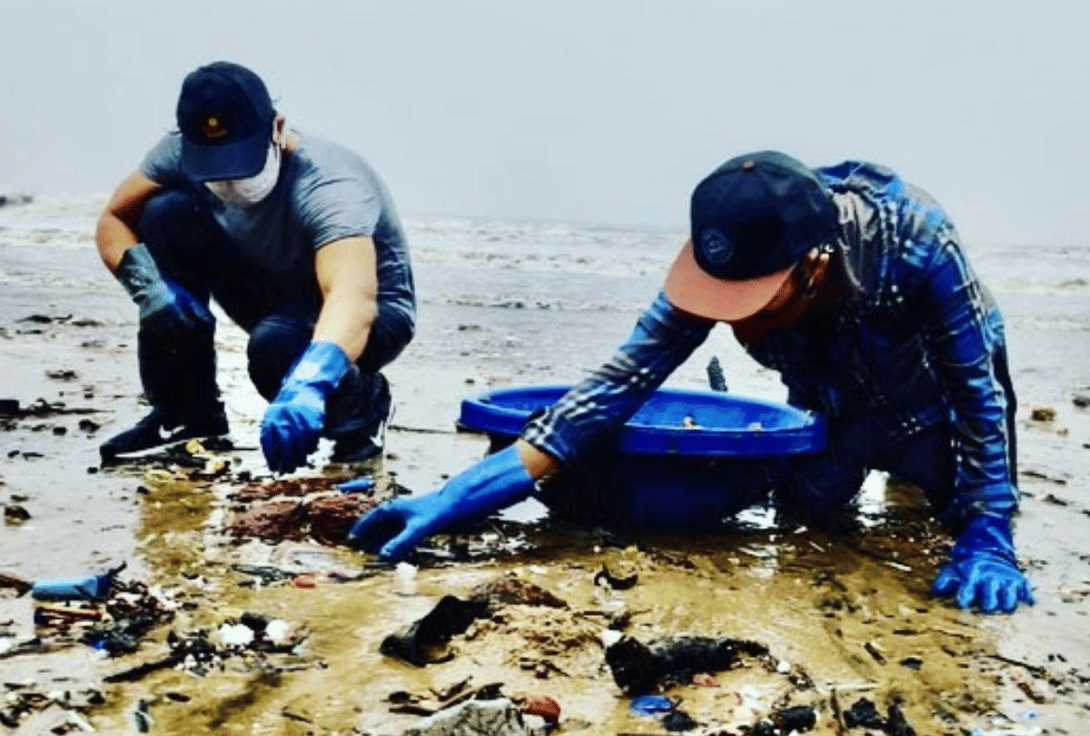 Randeep Hooda steps out to clean Versova Beach amid Covid-19 pandemic