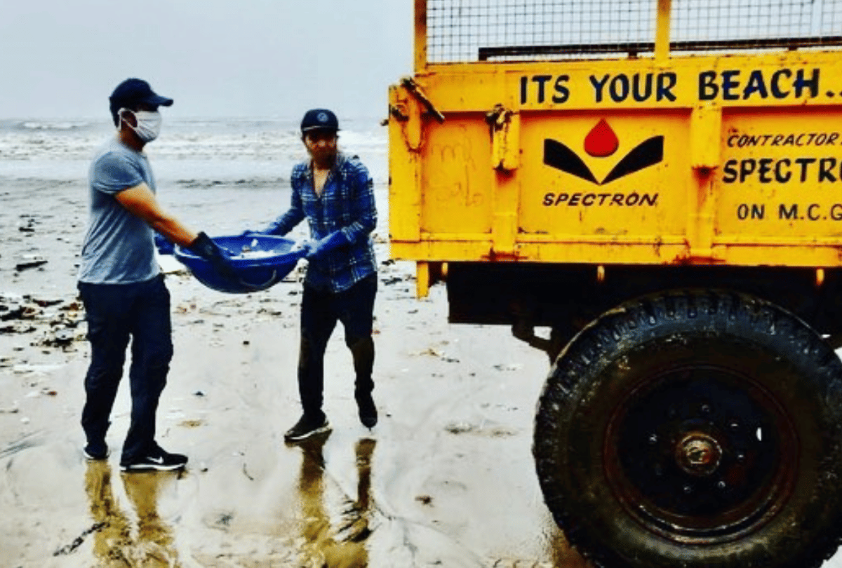 Randeep Hooda steps out to clean Versova Beach amid Covid-19 pandemic