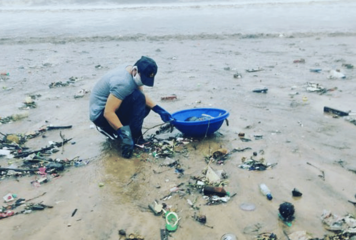 Randeep Hooda steps out to clean Versova Beach amid Covid-19 pandemic