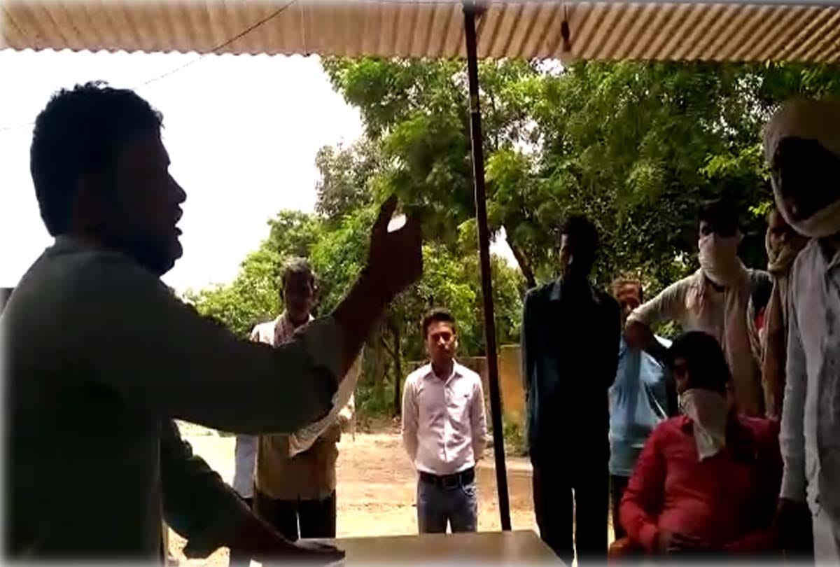 Scramble between Village Head and Inspector in fatehpur