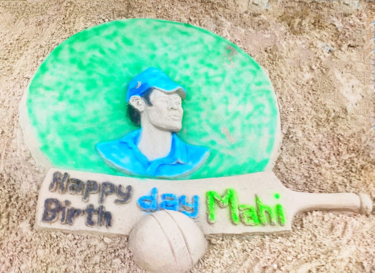 Sand artist created picture of Mahendra Singh Dhoni's  on sand in ballia