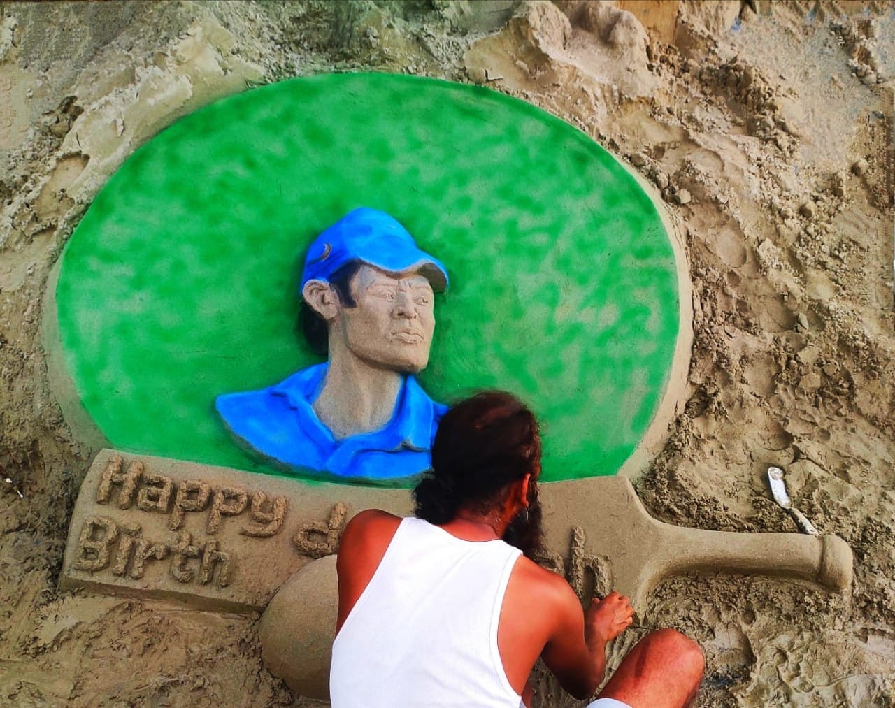 Sand artist created picture of Mahendra Singh Dhoni's  on sand in ballia