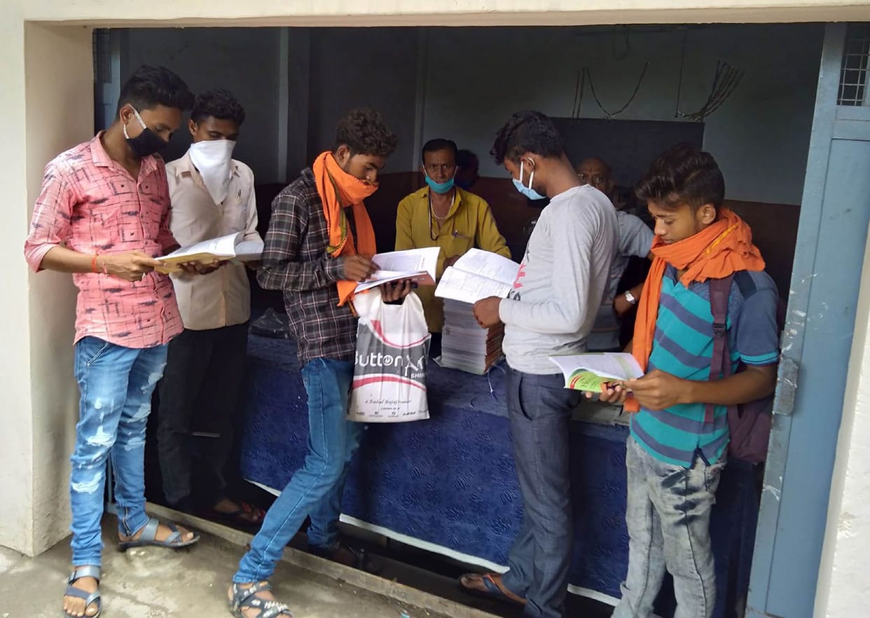 skool-kaalejon mein stol lagaakar kaapee-kitaaben bechane kee vyavastha