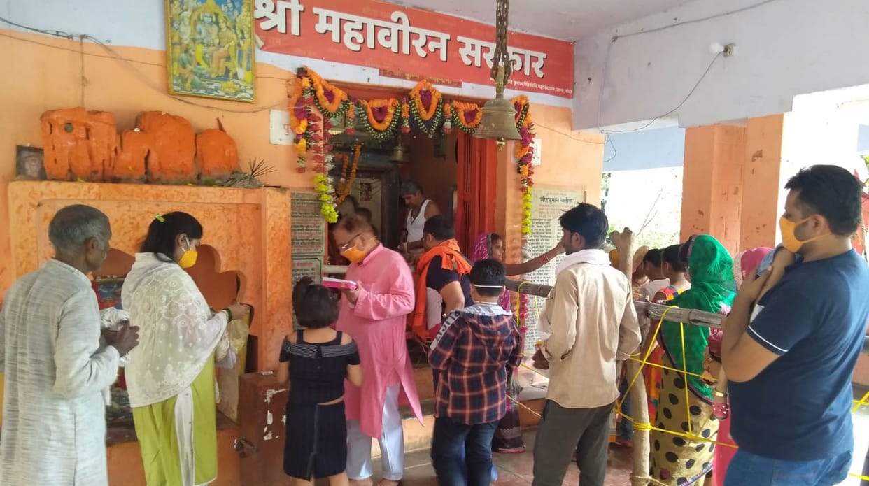 saavan ke pahale mangal shraddhaaluon se gulajaar hue hanumaan mandir