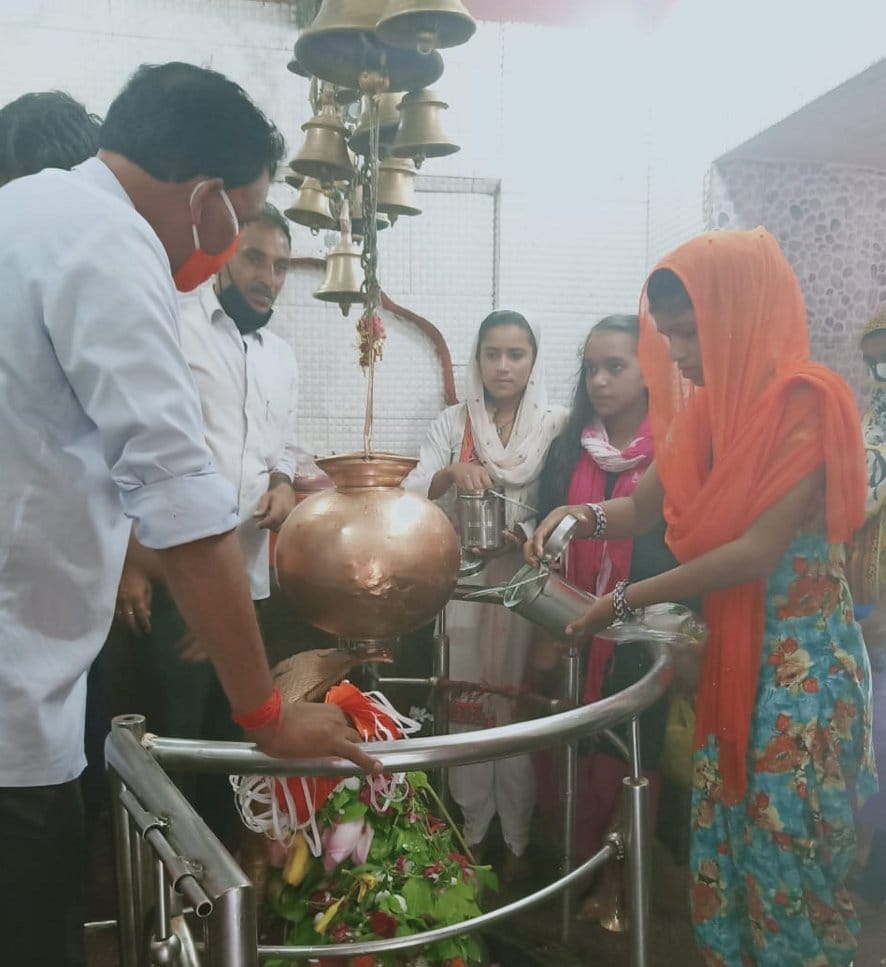 Shiva devotees did Rudrabhishek at Mota Mahadev temple