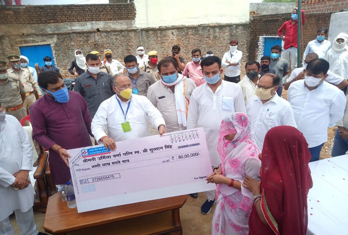 Kanpur Encounter Latest News: jhansi family of martyr cop died in kanpur encounter gets one crore financial help wife want vikas dubey encounter