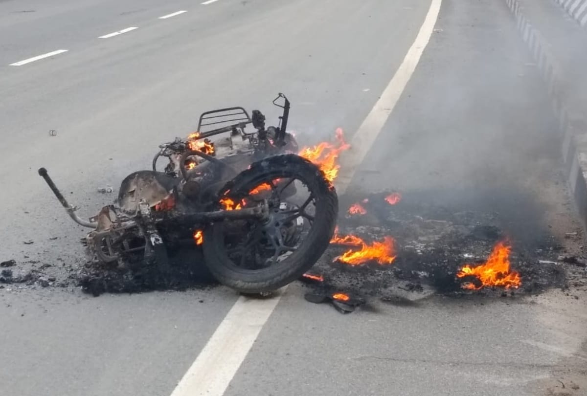 heavy Fire caught bike in Kushinagar