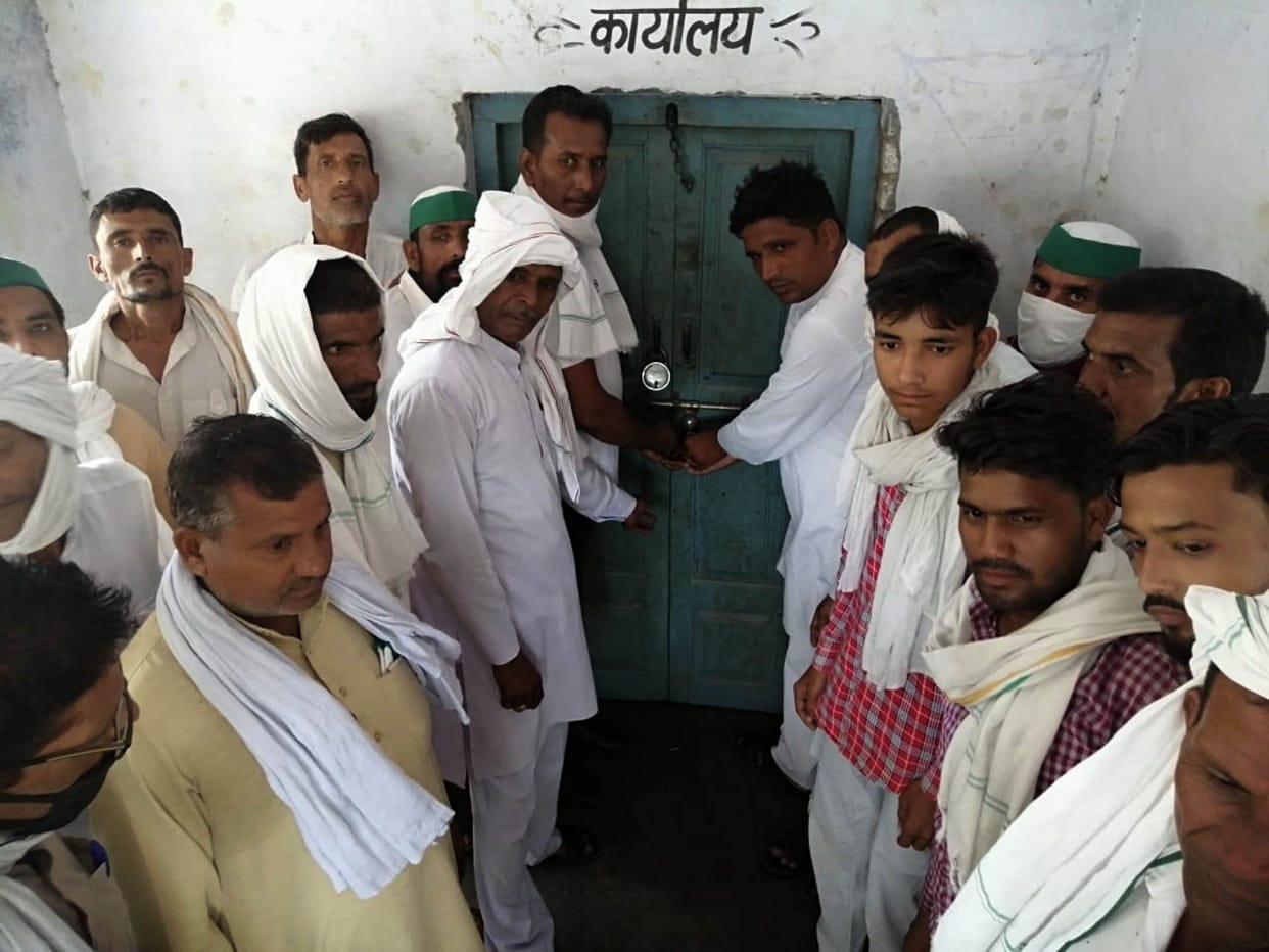 Demonstration of farmers by locking the seed warehouse