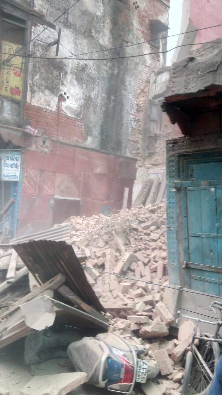Aligarh: 80-year-old dilapidated building collapsed at Phool Crossroads