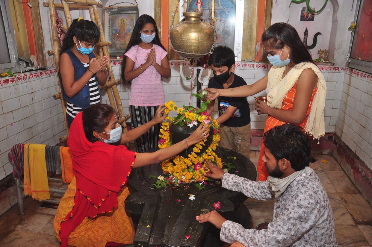 Savan monday star um bum bhole sound in lord shiv temple