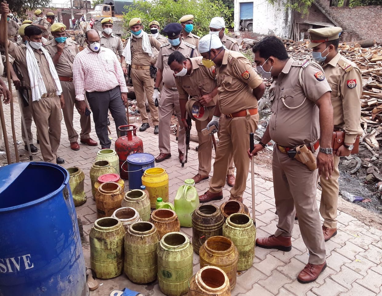 Raw liquor found in Lalgate Gihar colony of Farrukhabad, Lahn destroyed