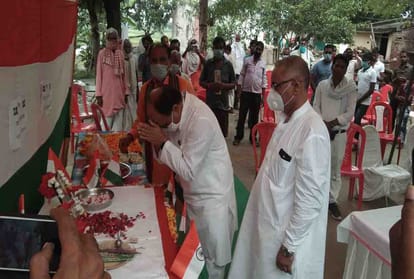 Kanpur Encounter: Cabinet Minister Siddharth Nath Singh handed over a check of one crore to the family of martyr Daroga Nebulal