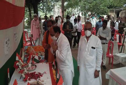 Kanpur Encounter: Cabinet Minister Siddharth Nath Singh handed over a check of one crore to the family of martyr Daroga Nebulal